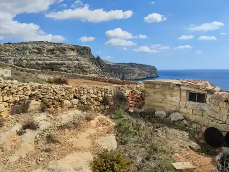 The road to the edge of the cliffs leads through magical private corners