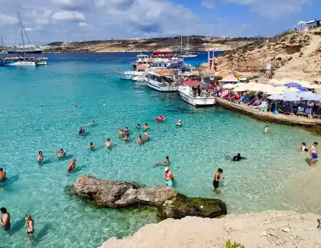 Traffic at Comino Ferry avenue