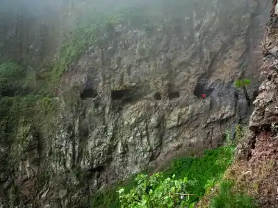 Adrenaline hiking photo in Guimaras windows is not for free