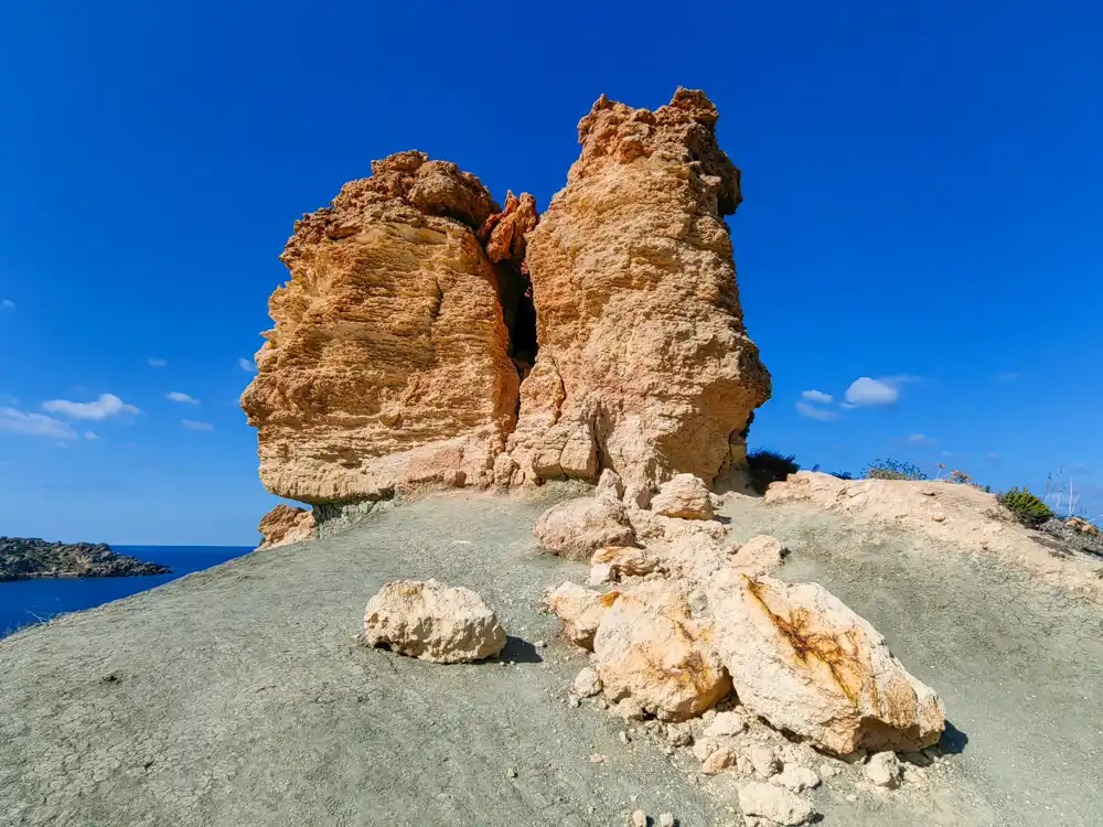 Il Qarraba trail starts under the rock