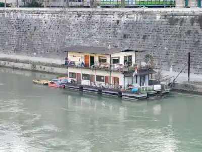 Hausboat on the Tiber
