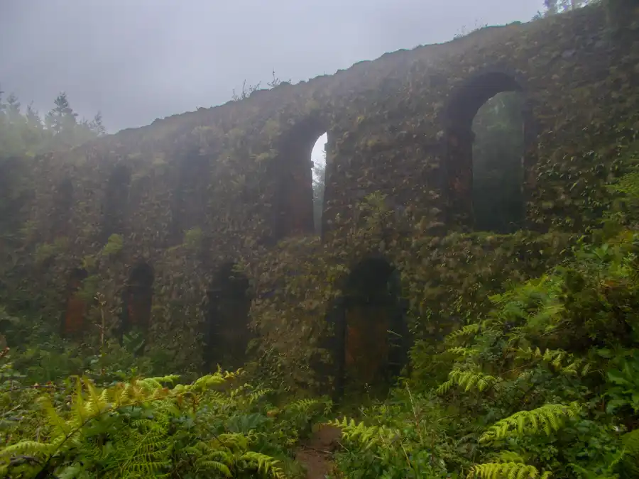 Aquadukt Muro das Nove Janelas between Sete Citades a Ponta Delgada