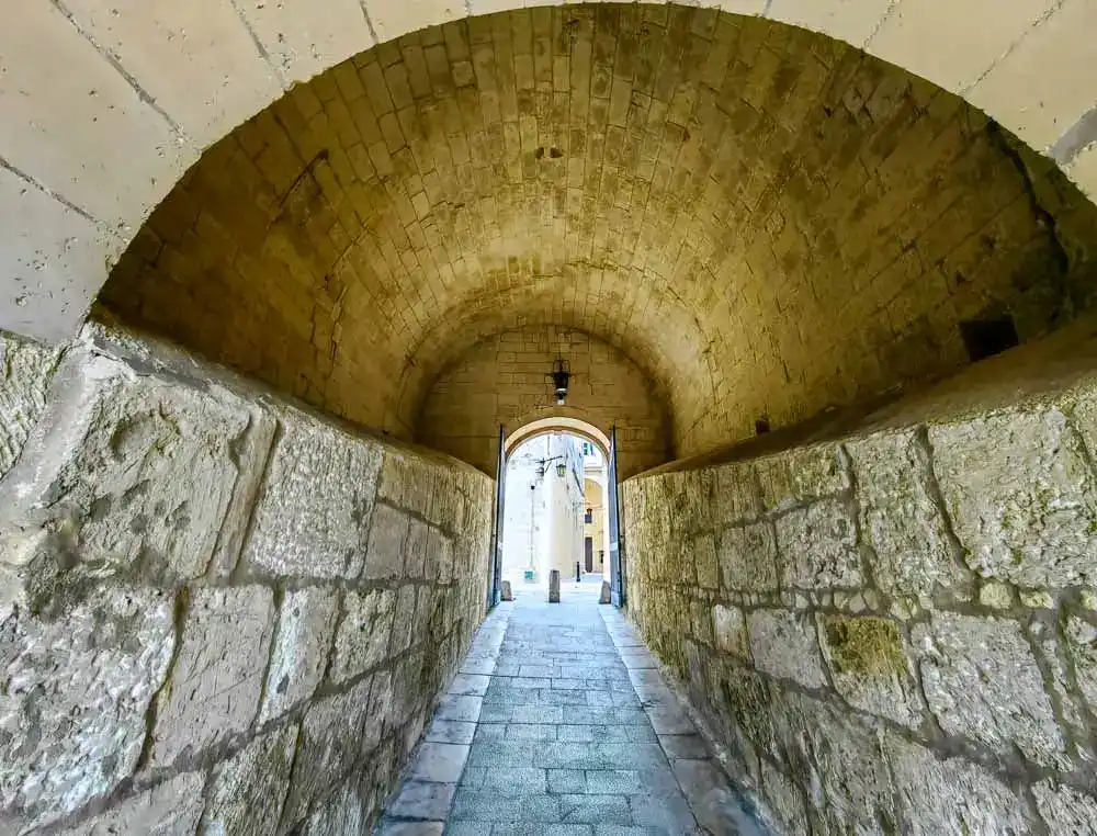 There are several entrance gates leading to Mdina, this one is the less noticeable one 🙂