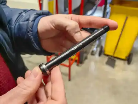 Milling and production of centre axles and hubs