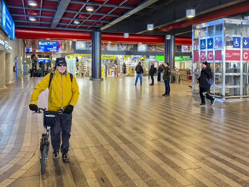 Hungry Johny in front of Central Station