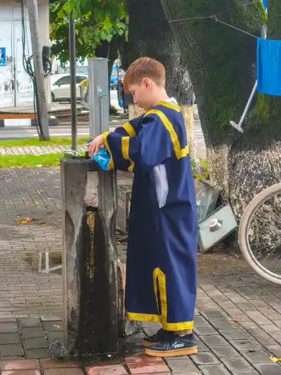 A boy changing wine to water