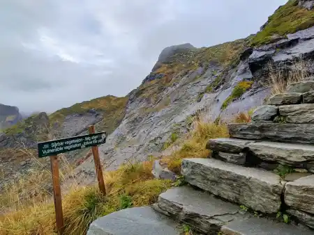 Steps to Reinebringen